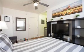 Hollywood Deluxe Suites